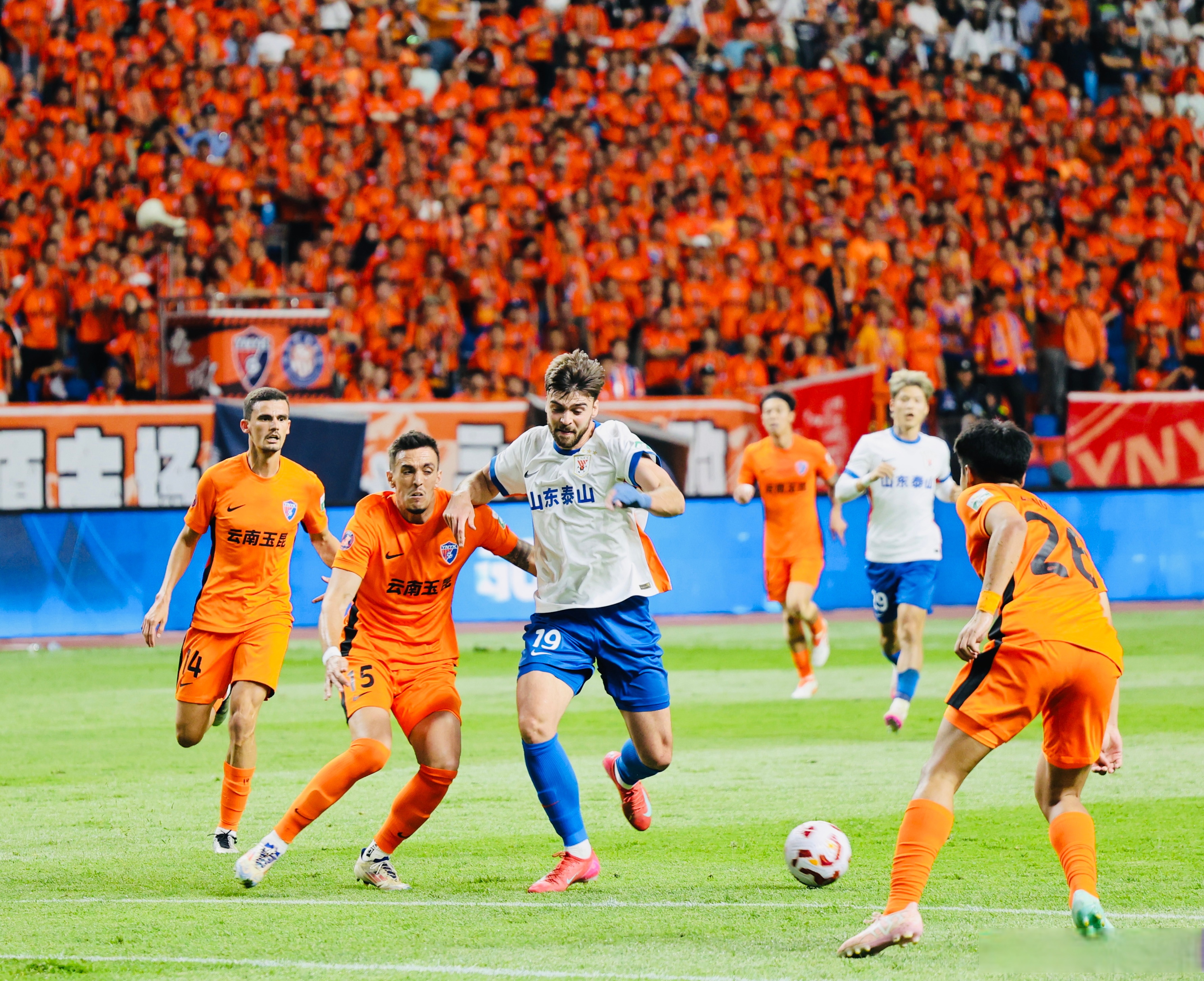 利物浦翻盘曼城,蒂亚戈点燃赛场 利物浦翻盘曼城,蒂亚戈点燃赛场