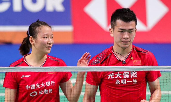 丹麦队碾压日本队，黄鸭组合点燃赛场