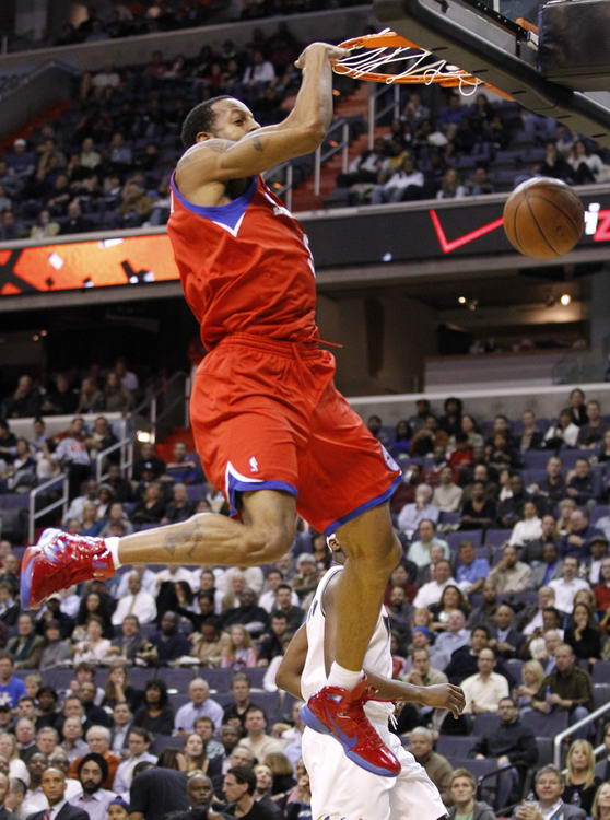 快船轻取76人，易建联点燃赛场