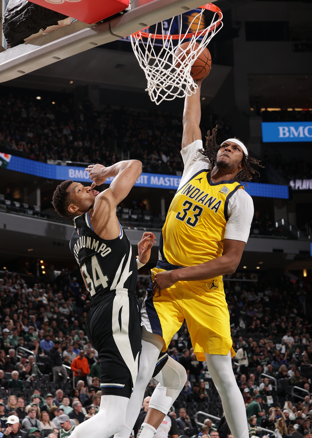 步行者鏖战雄鹿，恩比德制霸全场