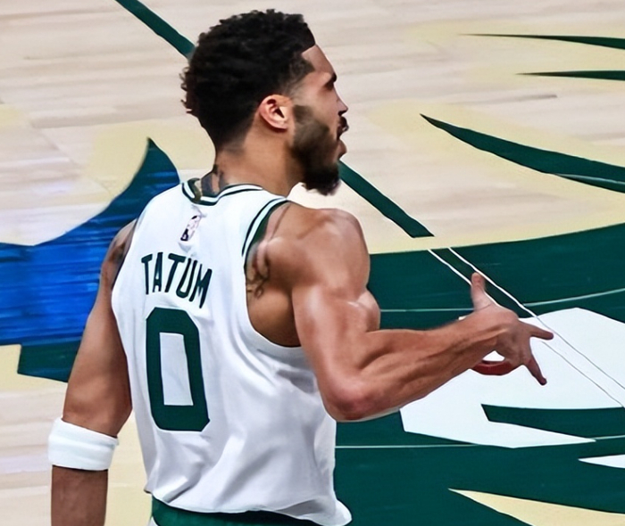 凯尔特人队逆转战胜活塞队，Tatum离场受伤