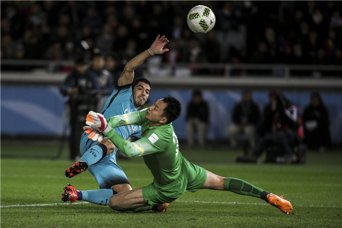 意大利鏖战多特蒙德，苏亚雷斯完成帽子戏法